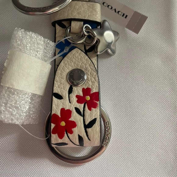 COACH CU246 Trigger Snap Bag Charm Floral Printed Leather Key Flower White - Picture 2 of 13